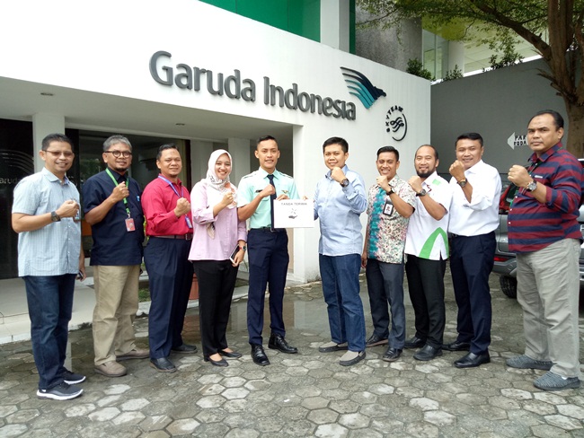 Foto bersama dengan penerima beasiswa di Kantor Garuda Indonesia Pekanbaru